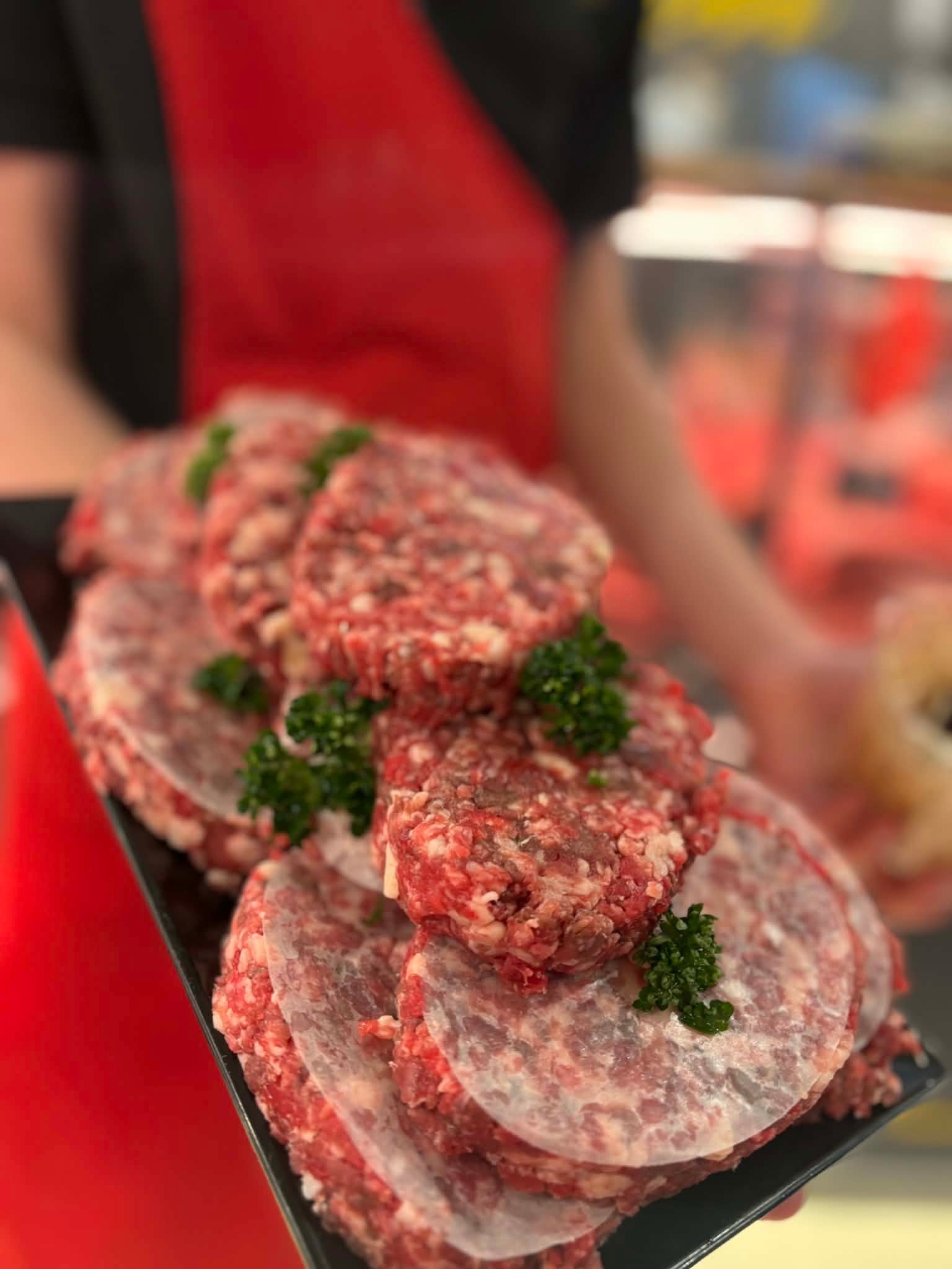Steaks hachés frais sur plateau